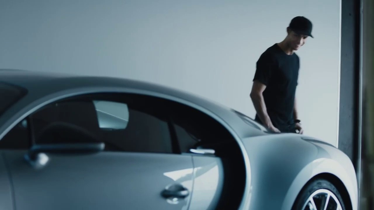 Cristiano Ronaldo teste la Bugatti Chiron qui coute 2,4 millions