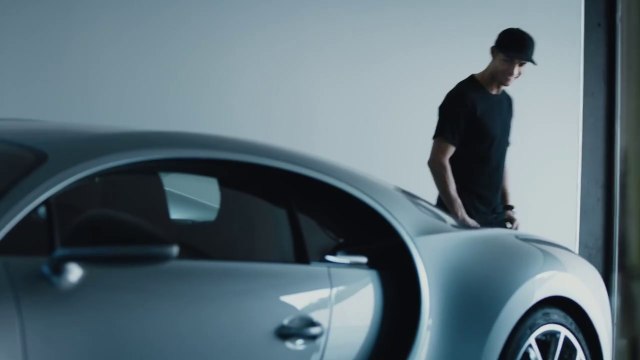 Cristiano Ronaldo teste la Bugatti Chiron qui coute 2,4 millions