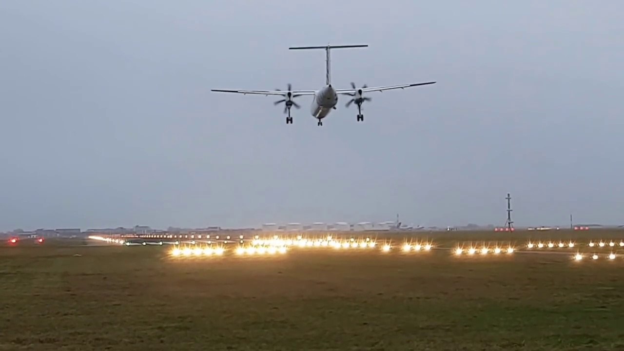 Cet avion rate l'atterrissage et éclate son aile sur la piste à l'aéroport d'Amsterdam-Schiphol