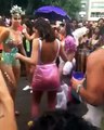 Bruna Marquezine dançando de saia transparente e fio dental  em bloco de carnaval 2017