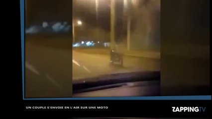 Un couple en pleins ébats sexuels se fait surprendre sur une moto (vidéo)
