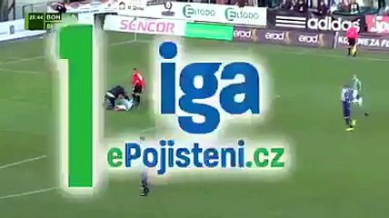 Un joueur du championnat tchèque sauve son adversaire après un très gros choc !