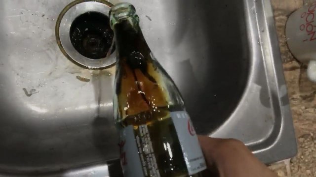 Une souris morte dans une bouteille de Coca-Cola