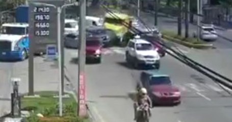 Dominik Cumhuriyeti'nde Kontrolden Çıkan TIR Ortalığı Birbirine Kattı