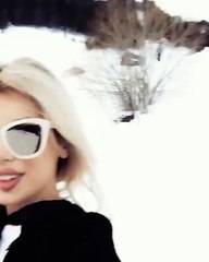 Luana Vjollca duke bere