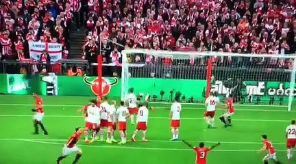 Le coup franc SUPERBE de Zlatan en finale !