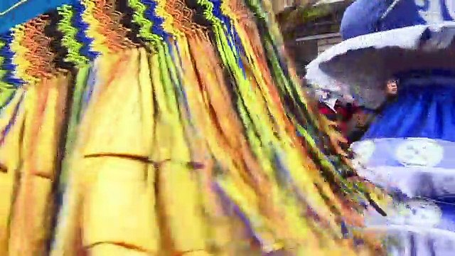 Défilé de légumes et de danseuses au Carnaval de Paris