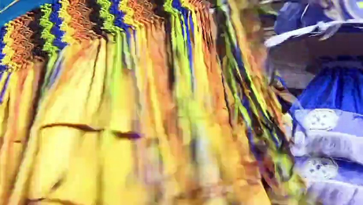 Défilé de légumes et de danseuses au Carnaval de Paris