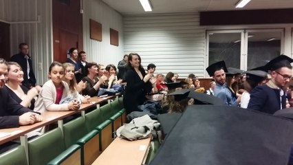 julie qui part se faire diplomer