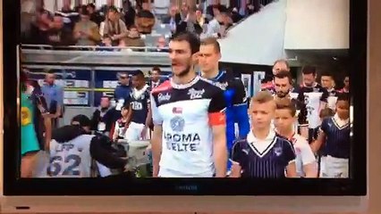 L'entrée des joueurs avec les jeunes du F.C. APM