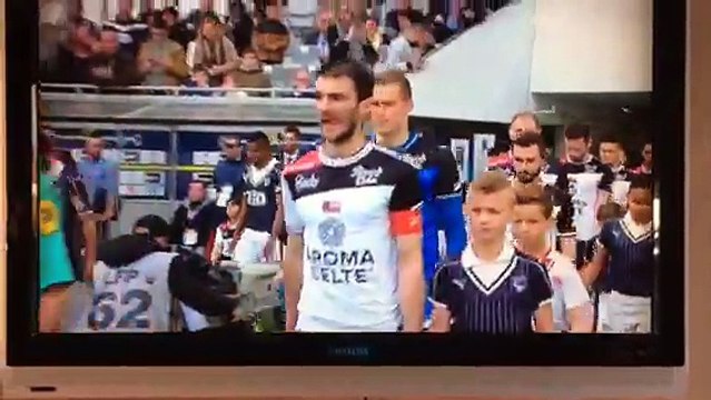 L'entrée des joueurs avec les jeunes du F.C. APM