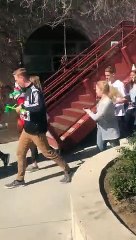 L'énorme fête que font ces élèves à leur professeur pour son anniversaire : admirable