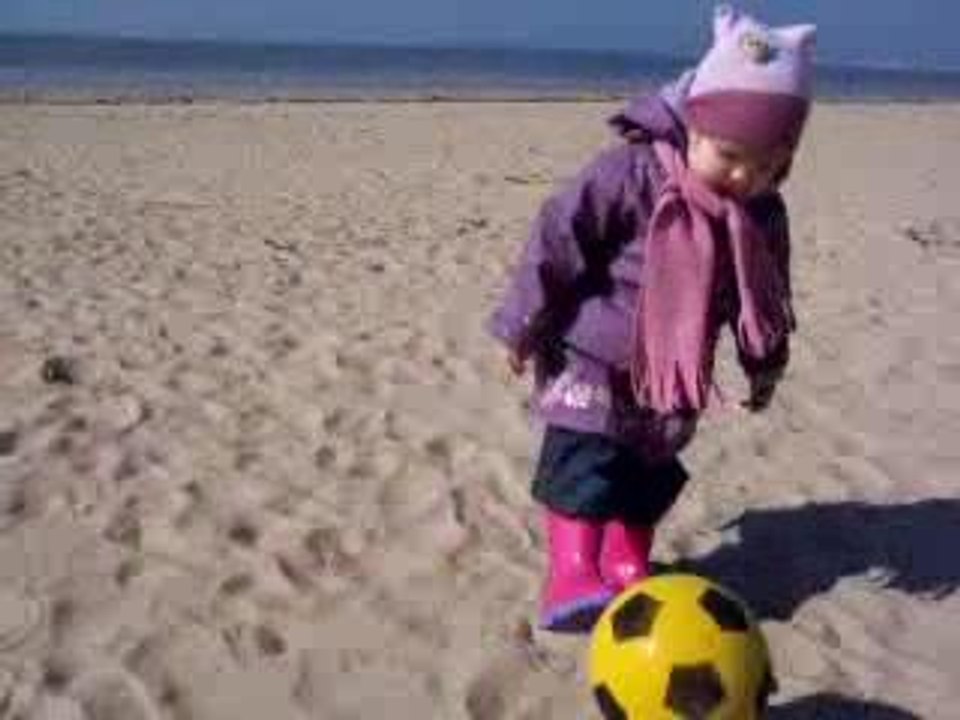 lucie joue au foot