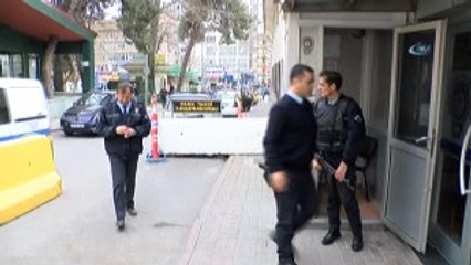 Otomatik Tüfek ile Şehir Merkezine Yürüyen Şahıs Son Anda Yakalandı