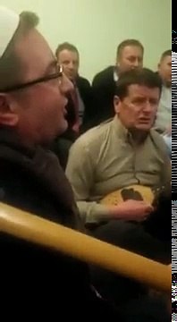 Deputeti i LSI-së këmbëkryq në sofër, ia merr këngës në Kukës