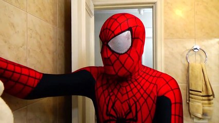 Video herunterladen: Spiderman Bath Time with Frozen Elsa, Hulk, Joker & Pink Spidergirl - Superheroes Movie In Real Life-r