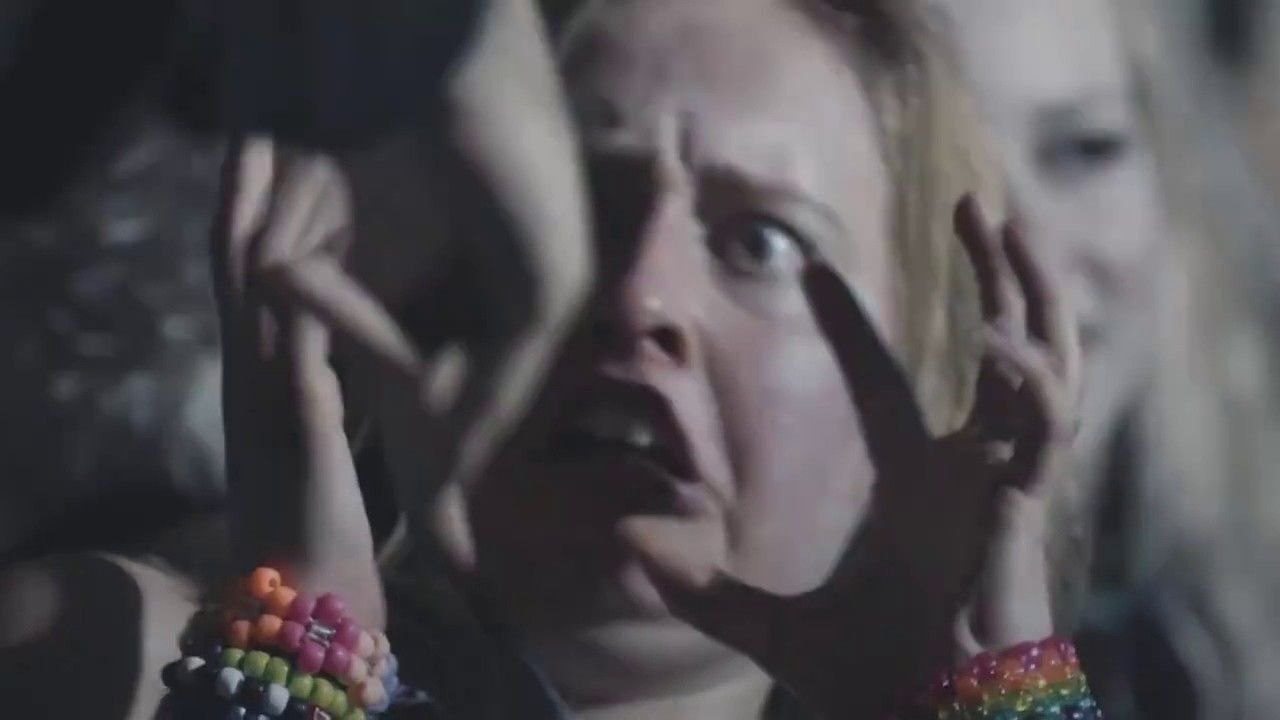 Une festivalière découvre ses mains