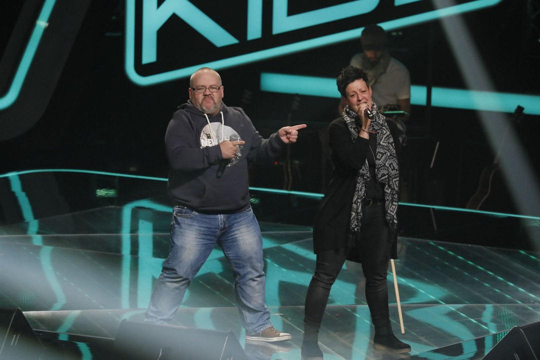 Pia und ihre Eltern: Walking By Myself - (Blind Audition IV) | The Voice Kids 2017 | SAT1