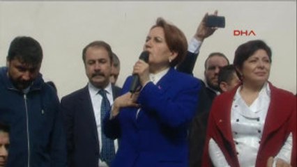 Gittiğim Her Yerde Ampul Patlıyor" Diyen Meral Akşener, Toplantıya Elinde Fenerle Geldi