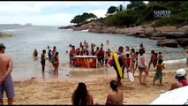 Banhistas encontram freezer boiando na Praia Secreta em Vila Velha