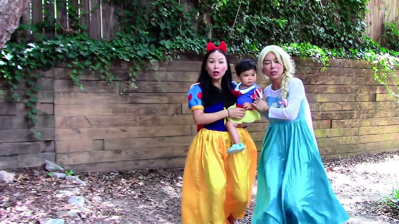 Spiderman, Elsa, Snow white lose their clothes! w/ snow white baby, doctor, joker girl