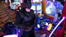 Puede SUPERHÉROES Cocinar? BATMAN Hace un BRUTO Pizza! DCTC la Vida Real de los SÚPER héroes, Videos