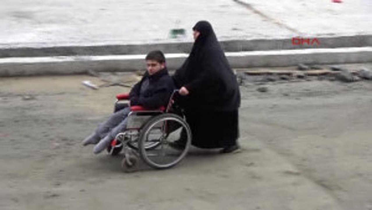 Rize Yol Seviyesi Düşürülüp, Binaya Giriş Çıkış Zorlaşınca Pankartlı Tepki Geldi