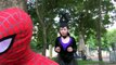 Заморозить замороженные Эльза и больной против человека-паука! ж/ Малефисента Джокер розовый супергерой Человек-паук смешное видео!