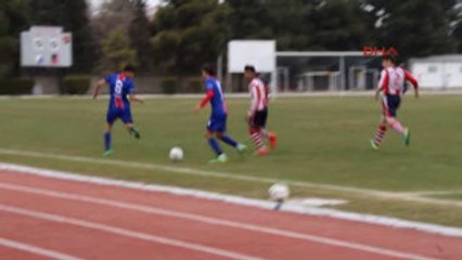 Burdur'da Futbolcu, Kendisine Faul Yapan Rakibine Kafa Attı