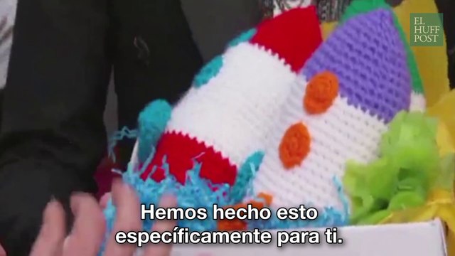 A Pharrel Williams le regalan unos minicohetes