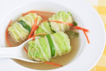 Bắp cải cuộn rau thập cẩm hấp chống ngán cho ngày lễ