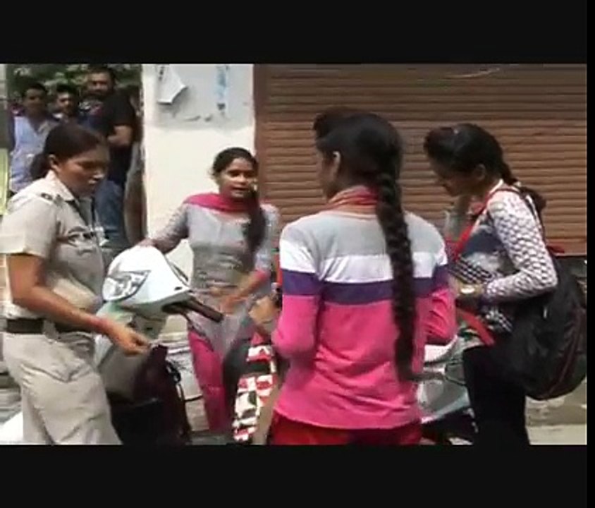 Dabangg Lady Police officer Making Callan and Punishment to Boys For Eve Teasing of Girls