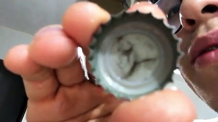 Une souris morte dans une bouteille de Coca-Cola