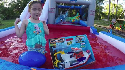 AWESOME MATCHBOX CARS BATH TOYS SHARK SHIP Really Floats! Huge Egg Surprise Toys Squid & Toy Car!