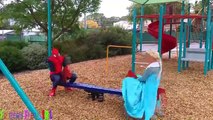 CONGELADOS ELSA PIERDE LA CABEZA! w/ Spiderman Rosa Spidergirl Maléfica y Bromista Hulk Dulces Sup
