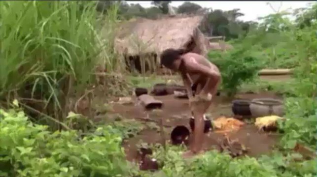 Khám phá bộ tộc sống biệt lập trong rừng sâu với nhiều động vật hoang dã