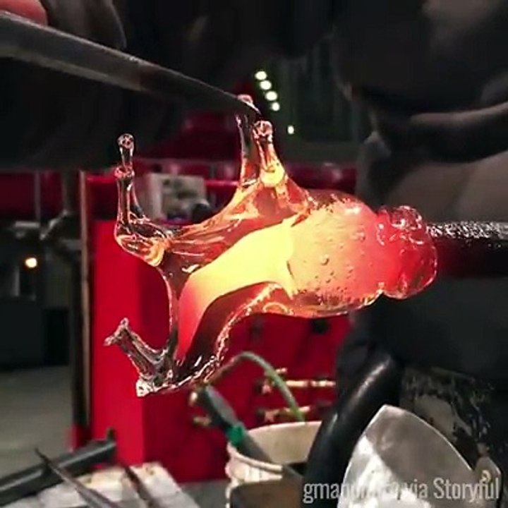 Figurine de cheval en verre soufflé réalisé en quelques secondes !