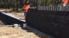Il monte un mur avec la technique des dominos... Brillant !