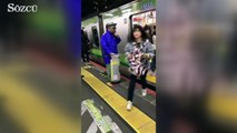 Japonya'da tekerlekli sandalye için metroda hazır bekleyen görevli