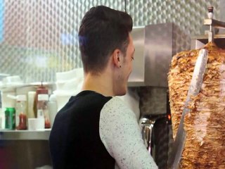 Arsenal : quand Mesut Özil se reconvertit en vendeur de kebabs