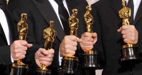 Oscar'a 50 Yaşındaki Salma Hayek'in Göğüs Dekoltesi Damga Vurdu