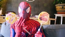 Spiderman w/ Rosa Spidergirl Electrocutado vs Maléfica en la Vida Real! Superhéroe pies Congelados