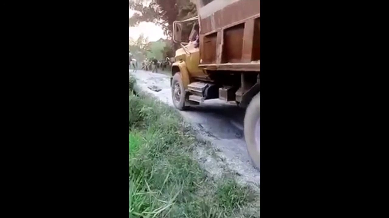 Ce camion passe sur un pont bien trop fragile et c'est le drame