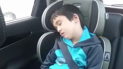 Un papa réveille son enfant en sursaut