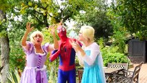 Congelados Elsa Dibujo de Corazón de VAMPIRO! w/ Spiderman Flash Chica DIVERTIDA IRL Superhéroe en la Vida Real