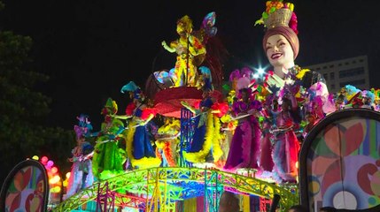 Tải video: Plusieurs blessés dans un accident de char au carnaval de Rio