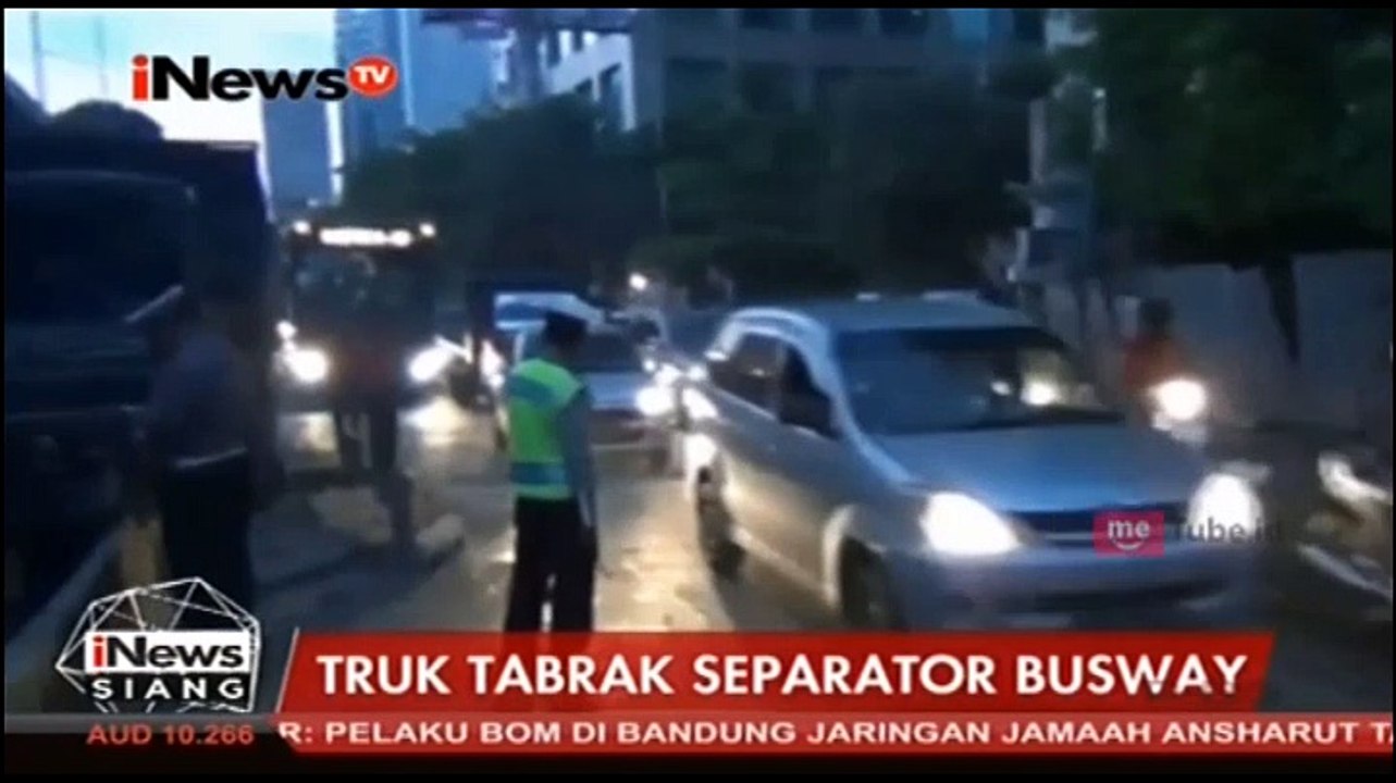 Truk Tabrak Separator Busway