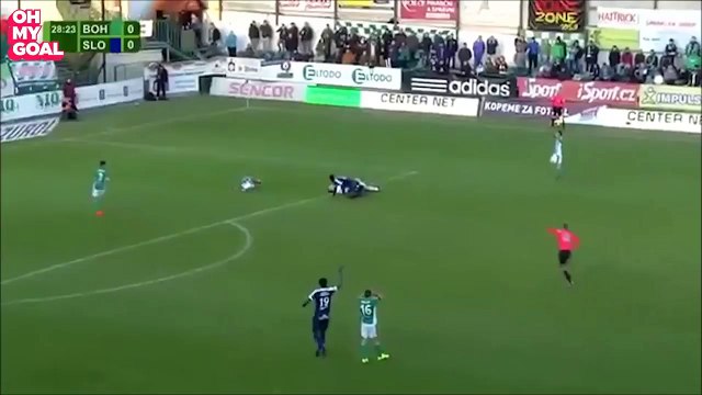 Sans réfléchir, un attaquant sauve le gardien adverse en plein match