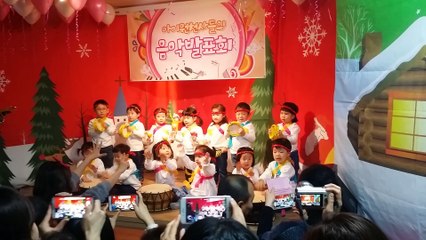 Adorable kids hilariously perform 'Kung Fu Fighting'