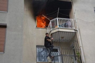 Evi Alev Alev Yandı, Canı Pahasına İtfaiyecilere Yardım Etmek İstedi